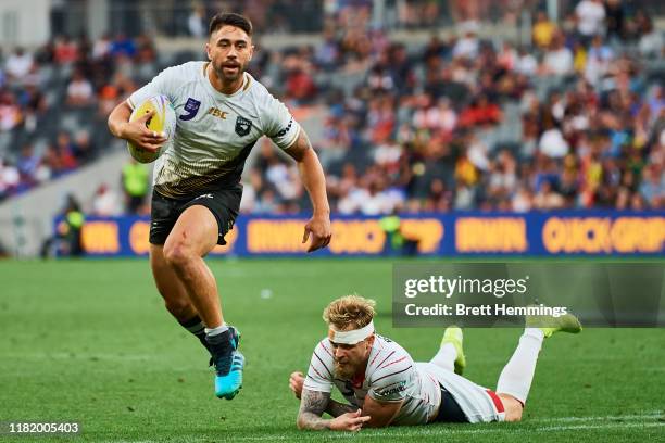 Shaun Johnson of New Zealand runs the ball during the semi-final Rugby League World Cup 9s match between New Zealand and England at Bankwest Stadium...