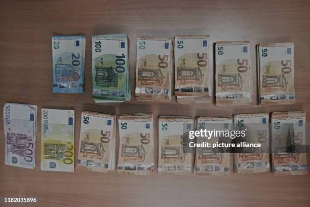 November 2019, North Rhine-Westphalia, Duesseldorf: The Düsseldorf police present a cannabis find and confiscated money during a press conference....