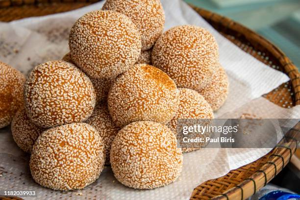 vietnamese fried sesame balls, sweet rice ball cake,  banh cam, banh ran - rice ball stockfoto's en -beelden