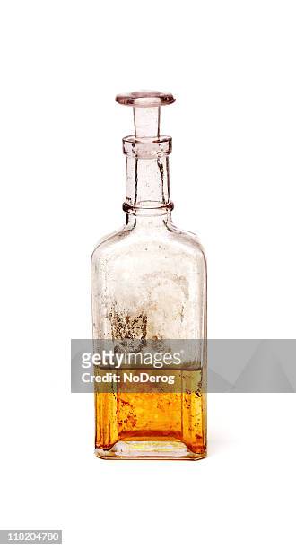 anticuario frasco de vidrio con golden líquido - afrodisíaco fotografías e imágenes de stock