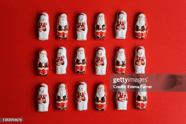 chocolate santa and snowmen sweets - schokonikolaus stock-fotos und bilder