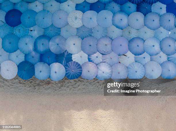 aerial top view, a large number of beautifully lined beach umbrellas on the beach. - umbrellas from above photos et images de collection