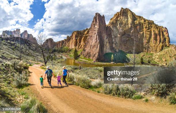 escursione in famiglia allo smith rock state park - oregon stato usa foto e immagini stock