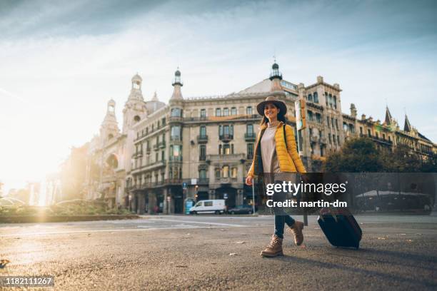 turista visitando barcelona - las ramblas fotografías e imágenes de stock