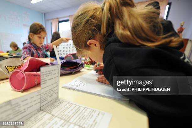 Twitter à l'école, un moyen efficace pour apprendre à lire et à écrire" - Des élèves de CE1 travaillent lors d'une leçon sur le fonctionnement de...