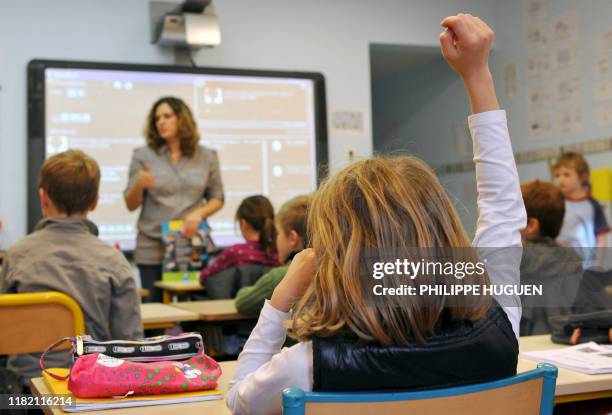 Twitter à l'école, un moyen efficace pour apprendre à lire et à écrire" - Céline Lamare, institutrice, explique le fonctionnement de Twitter à une...