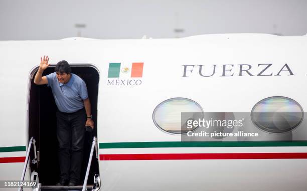 November 2019, Mexico, Mexiko-Stadt: Evo Morales, ex-president of Bolivia, waves as he gets out of a Mexican air force plane. Morales has arrived in...