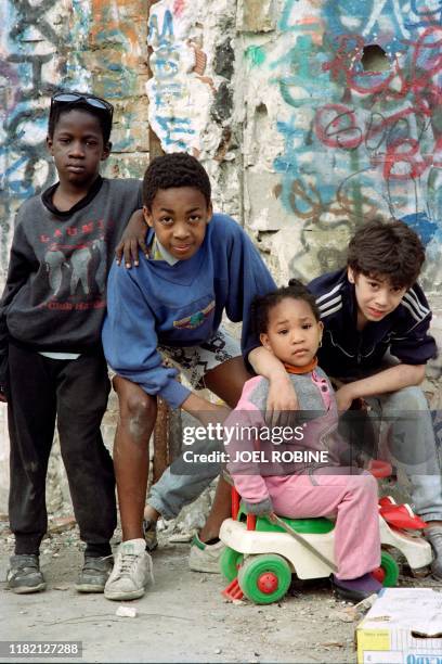 Des enfants sont photographiés place de la Réunion, à Paris, le 02 mai 1990, suite à l'expulsion des familles du squatt de la rue vignole, dans le...