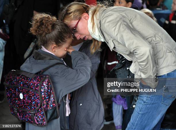 Une maman essaye de réconforter sa fille, le 05 septembre 2011 à l'école élementaire Moulins-Pergaud à Lille, lors de la rentrée scolaire. Plus de 12...