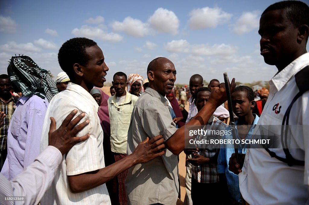 Somali refugees (L) complaint to a secur