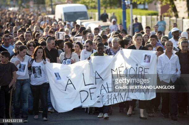 Des personnes participent, le 18 avril 2011 à Chelles, à une marche silencieuse au surlendemain de la mort de trois personnes tuées par un chauffard....