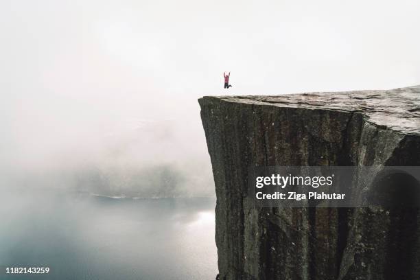 excursionista en pulpit rock - preikestolen - condado de more og romsdal fotografías e imágenes de stock