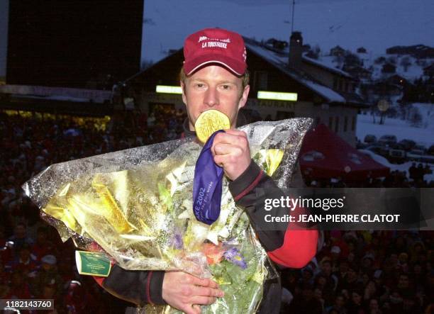 Le skieur français Jean-Pierre Vidal, médaillé d'Or olympique en slalom spécial à Salt Lake City, embrasse sa médaille, le 26 février 2002 dans la...