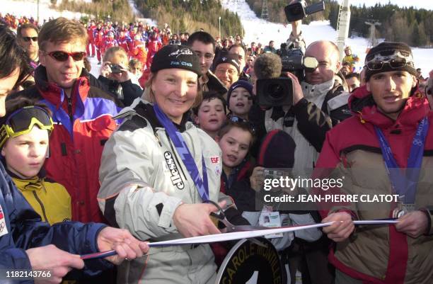 La skieuse française Carole Montillet, championne olympique de descente à Salt Lake City, inaugure une nouvelle piste de ski, en compagnie de Raphaël...