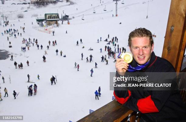 Le skieur français Jean-Pierre Vidal, médaillé d'or olympique en slalom spécial, montre sa médaille, le 26 février 2002 dans la station de La...