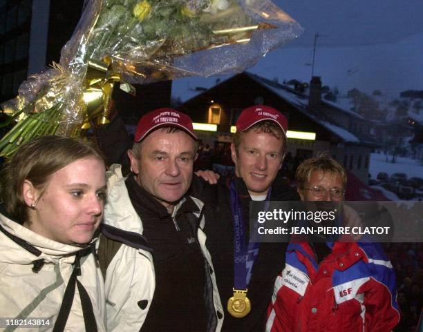 Le skieur français Jean-Pierre Vidal , médaillé d'Or olympique en slalom spécial à Salt Lake City, pose en compagnie de sa mère Colette , son père...