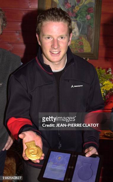 Le skieur français Jean-Pierre Vidal, médaillé d'or olympique en slalom spécial, montre sa médaille, le 26 février 2002 dans la station de La...