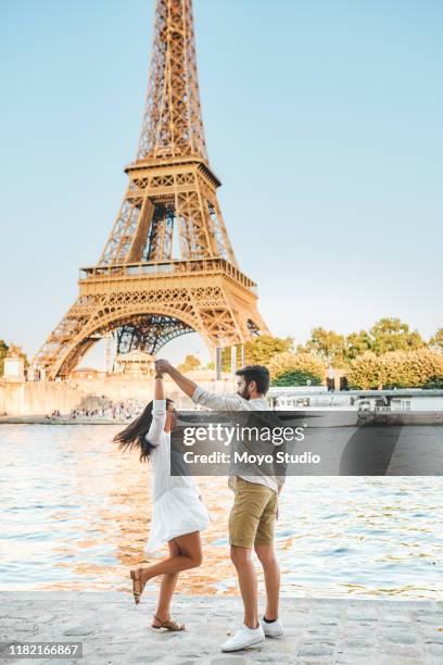 paris takes romance to the next level - couple paris stock pictures, royalty-free photos & images