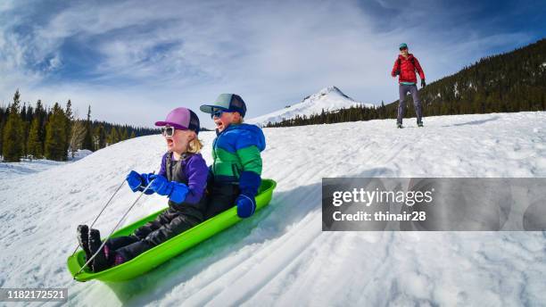 gosses de sledding dans les montagnes - oregon stock photos et images de collection