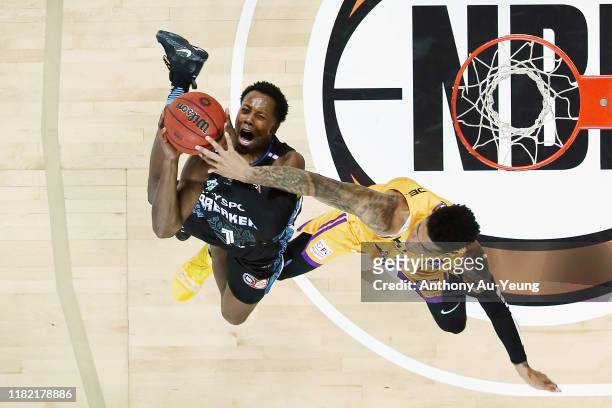 Scotty Hopson of the Breakers goes to the basket against Didi Louzada of the Kings during the round three NBL match between the New Zealand Breakers...