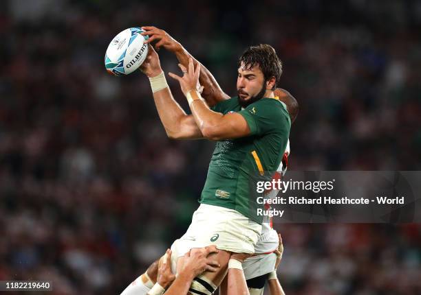 Lodewyk De Jager of South Africa and Michael Leitch of Japan compete for the ball in the lineout during the Rugby World Cup 2019 Quarter Final match...