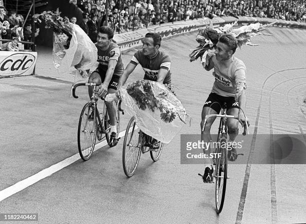 Les Français Jacques Anquetil , le Belge Eddy Planckaert et le Français Raymond Poulidor accomplissent le tour d'honneur des trois premiers au...