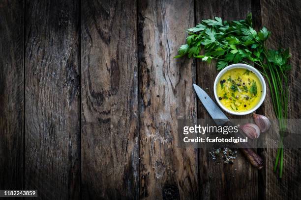 食物背景：歐芹、橄欖油和大蒜。複製空間。 - food dressing 個照片及圖片檔