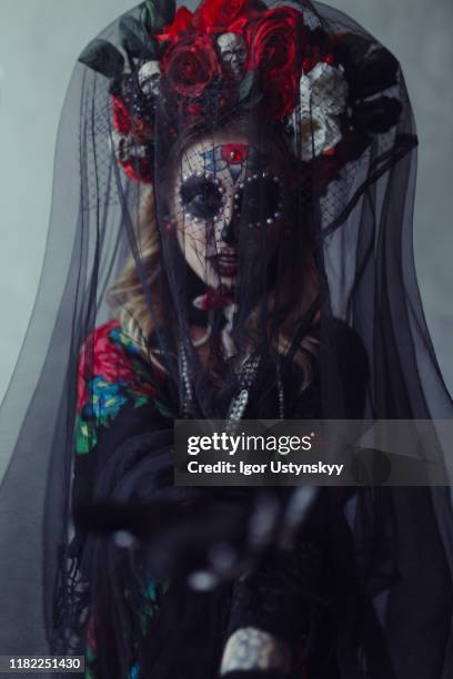 woman dressed as la calavera catrina - catrina fotografías e imágenes de stock