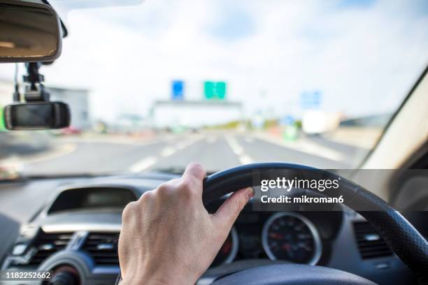 traffic jam from the driver's perspective - multiple lane highway 個照片及圖片檔