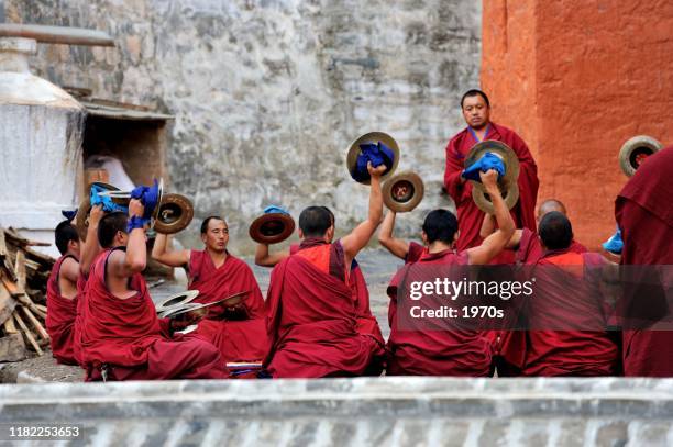 religiöse zeremonien im labuleng lamasery im kreis xiahe der tibetischen autonomen präfektur ganan, provinz gansu, china. - tibetan buddhism stock-fotos und bilder