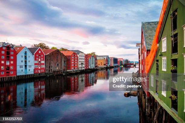 vue de trondheim du pont de vieille ville - norvège - trondheim photos et images de collection