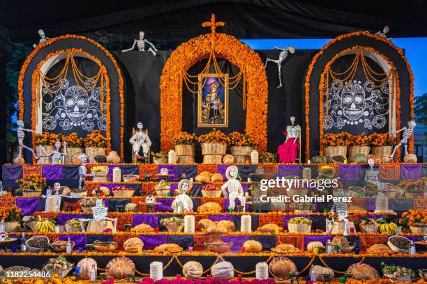 a day of the dead altar in mexico - offerta religiosa foto e immagini stock