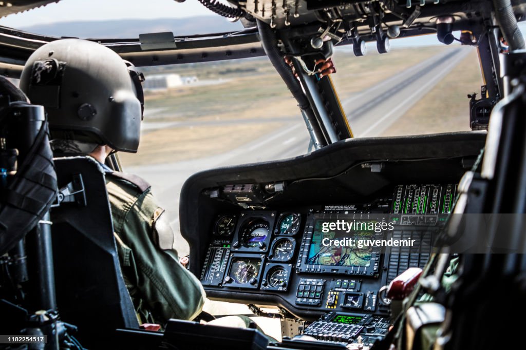 Army Helicopter Pilot reitet Militärhubschrauber