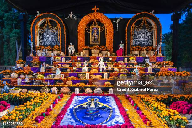 a day of the dead altar in mexico - altar de muertos fotografías e imágenes de stock