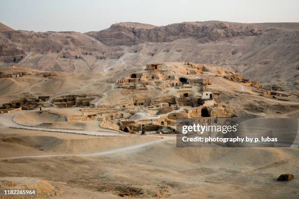 archaeological sites on the nile's west bank - luxor, egypt - valle de los reyes fotografías e imágenes de stock