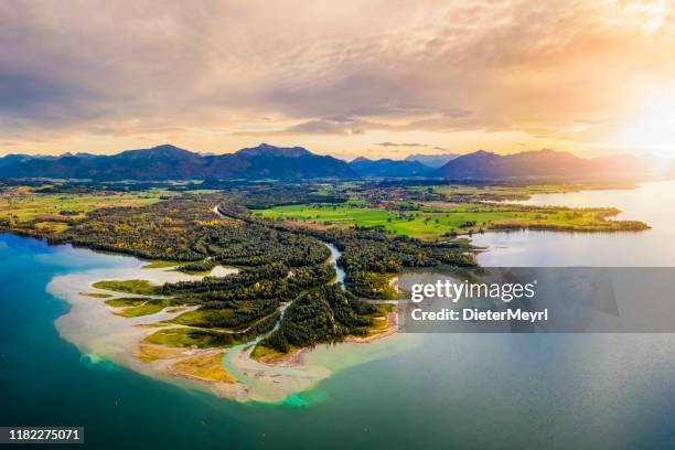 afluencia al lago chiemsee, tiroler ache - lago chiemsee fotografías e imágenes de stock