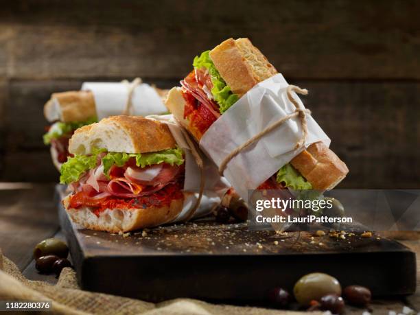 sándwiches italianos con pimientos rojos asados - barra de pan francés fotografías e imágenes de stock