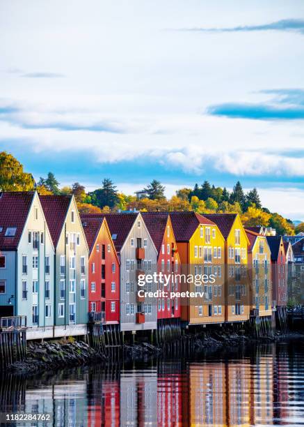 trondheim altbauten - norwegen - trondheim stock-fotos und bilder