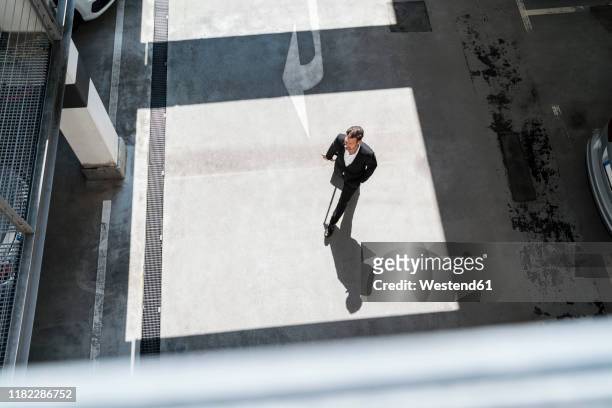 top view of businessman with baggage on the go - single lane road - fotografias e filmes do acervo