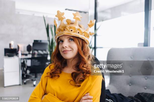 businesswoman in office wearing a crown - krone kopfbedeckung stock-fotos und bilder