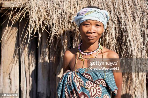 khoisan tribe woman, chomipapa, angola - khoisan woman fotografías e imágenes de stock