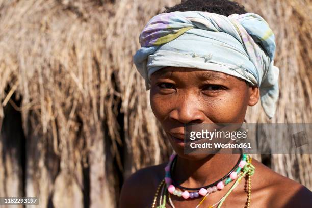 khoisan tribe woman, chomipapa, angola - khoisan woman fotografías e imágenes de stock