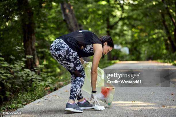 Young Woman Plogging On Forest Path, 照片檔