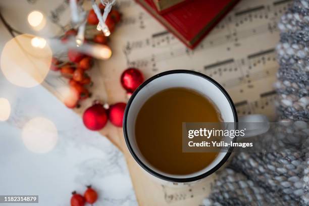 festive christmas flat lay with mug of tea - weihnachtsmusik stock-fotos und bilder