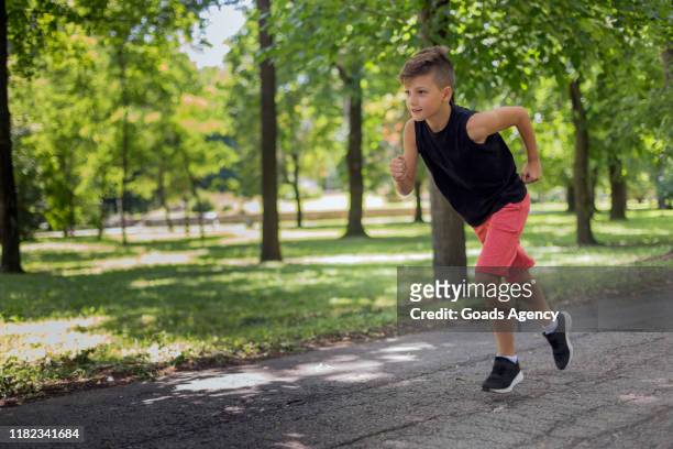 kinderrennen läuft - running boy stock-fotos und bilder