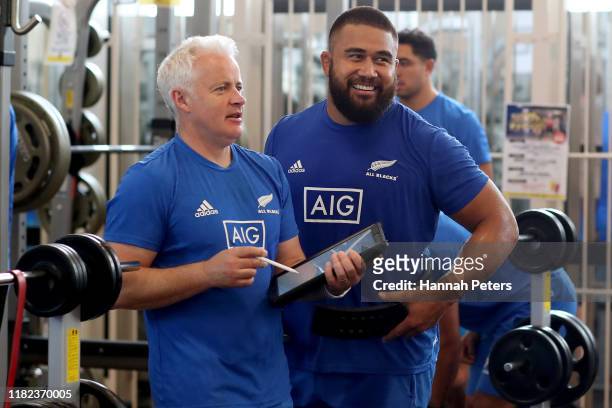 All Blacks physio Pete Gallagher works with Nepo Laulala of the All Blacks work out during a New Zealand gym session on October 21, 2019 in Tokyo,...