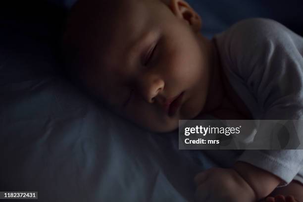 sleeping baby - baby sleeping stockfoto's en -beelden