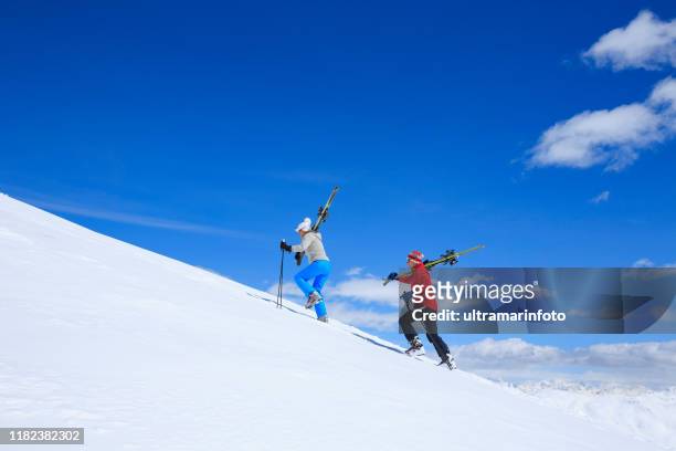 amateur winter sport alpine skiën. winter sport vrienden mannen en vrouwen sneeuw skiërs die ski's dragen, genietend van zonnige skigebieden.  hoge berg besneeuwde landschap.  italiaanse alpen berg van de dolomieten italië, europa. - couple ski lift stockfoto's en -beelden