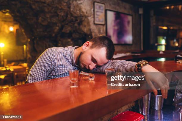 knock-out op bar teller - drunk stockfoto's en -beelden