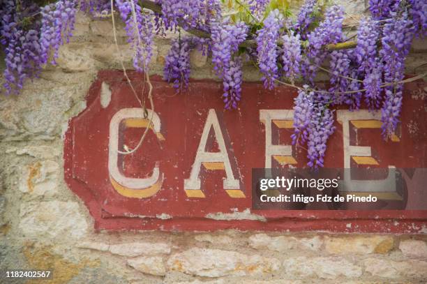 cafe, wisteria, autoire, lot, occitanie france. - mediodía pirineos fotografías e imágenes de stock